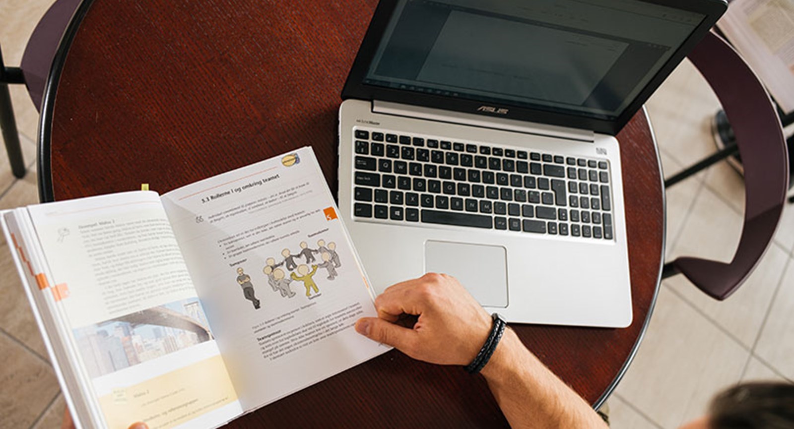 Billede af undervisningsbog og computer