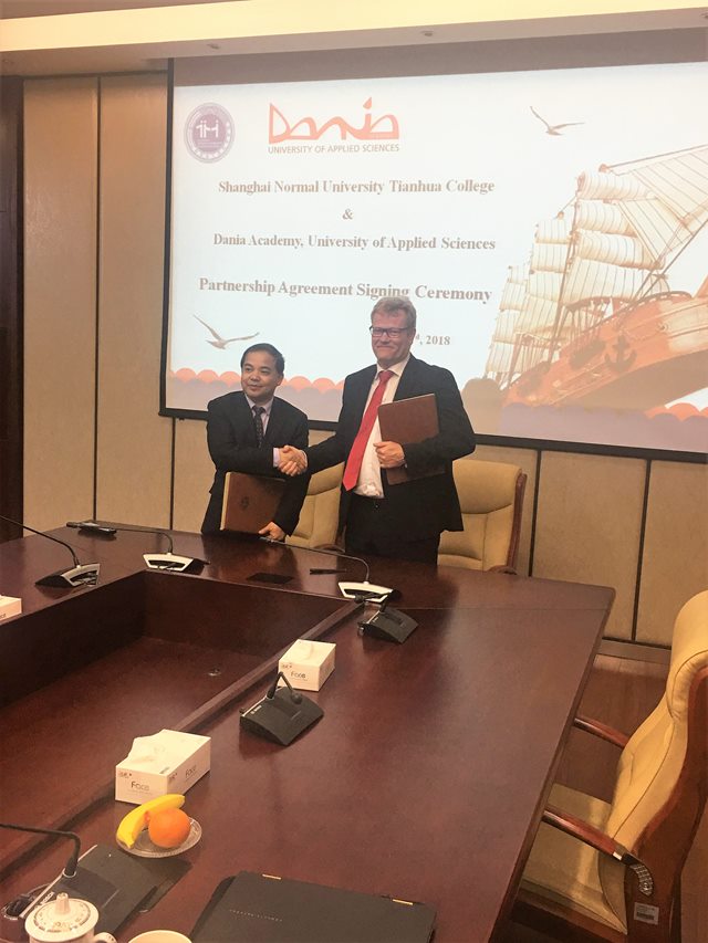 Presidenten på Shanghai Normal University Dr. Caifu Ye med rektor Anders Graae Rasmussen