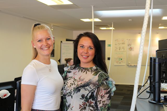 Louise og Mie inde i Jutlander Bank