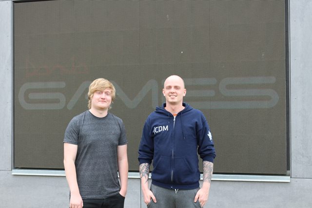Robert og Nicklas læser hos Dania Games i Grenaa og står her foran den store skærm foran Campus