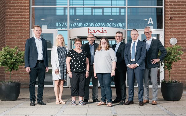Danias bestyrelse foran hovedindgangen i Randers