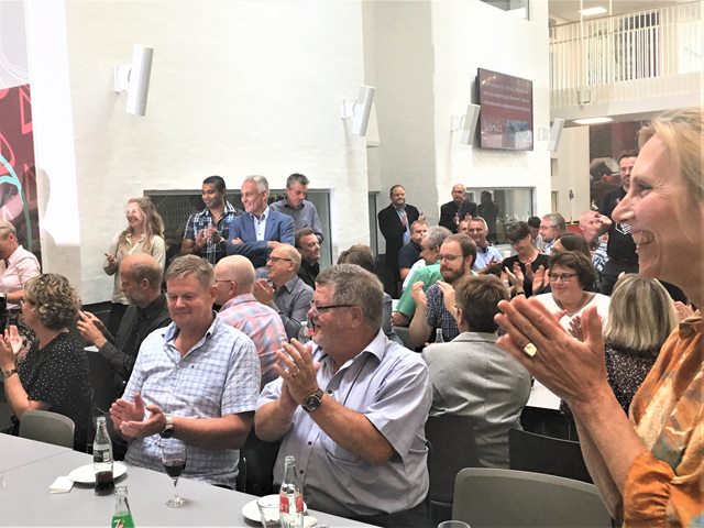 Der klappes af indvielsestalerne