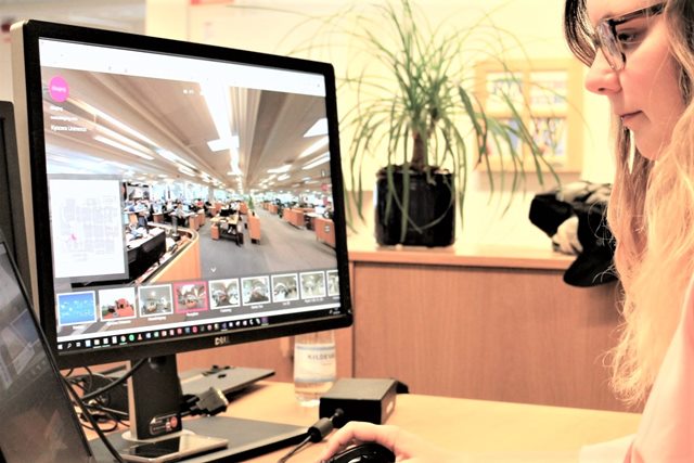 Maja Jean arbejder ved computeren
