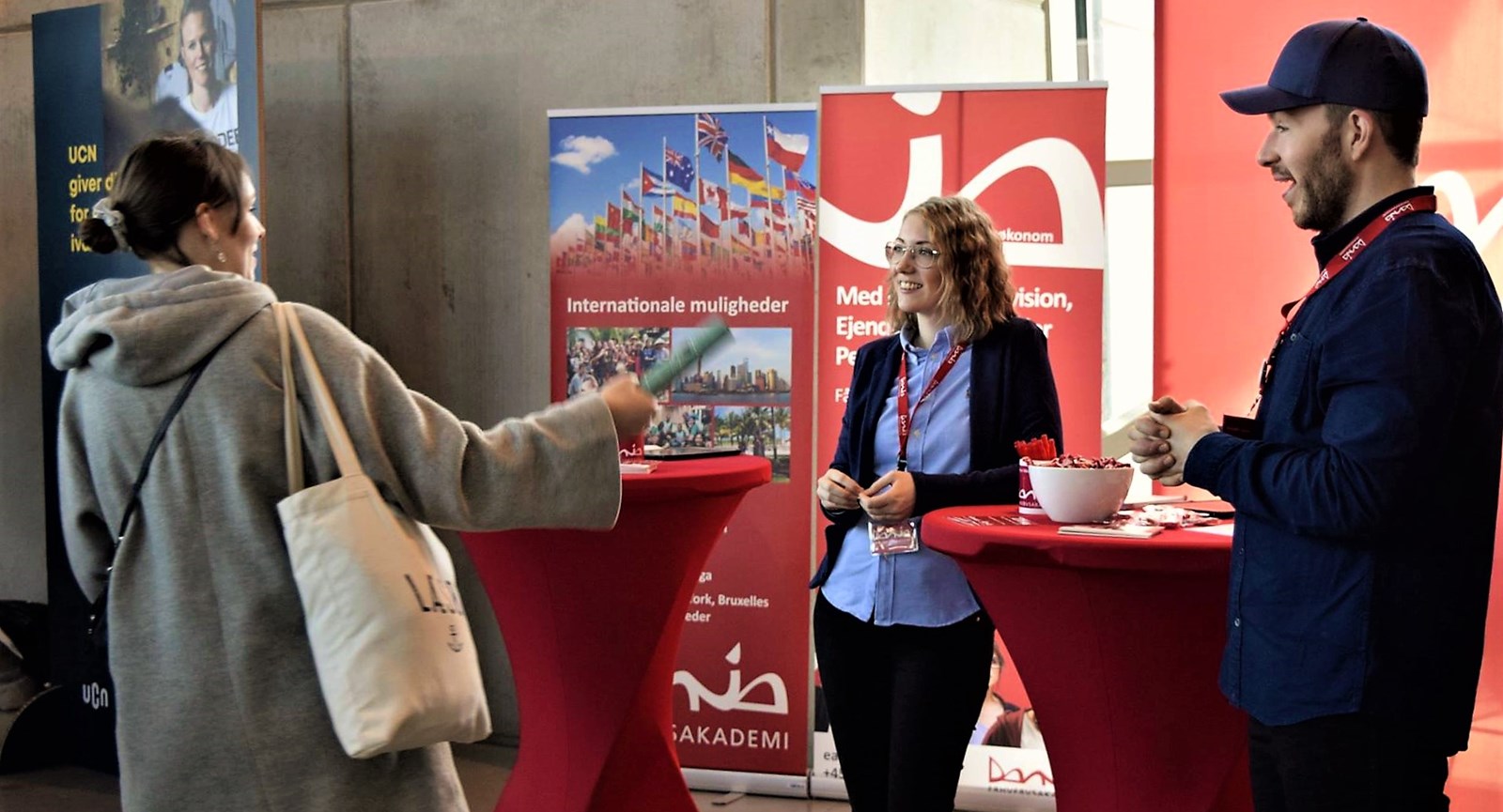 Brobygningskoordinator Helle Smilov og Dania-studerende Christoffer Kamronn taler med gæst på Danias messestand til Åbent Hus Aalborg-messen.