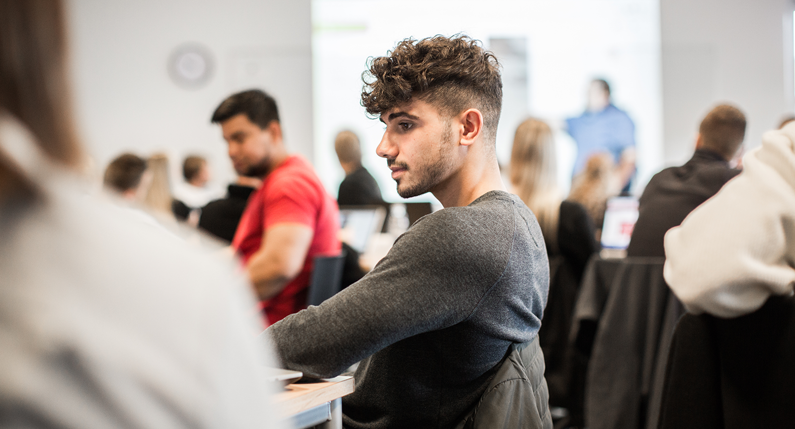 Studerende arbejder med projektledelse.