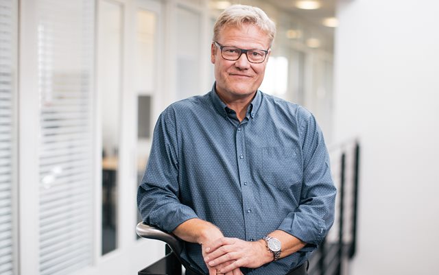 En glad rektor Anders Graae Rasmussen fra Erhvervsakademi Dania