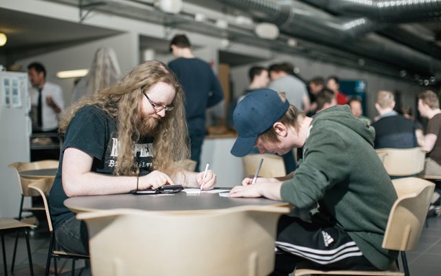 To drenge arbejder på studiet i Grenaa på Erhvervsakademi Dania