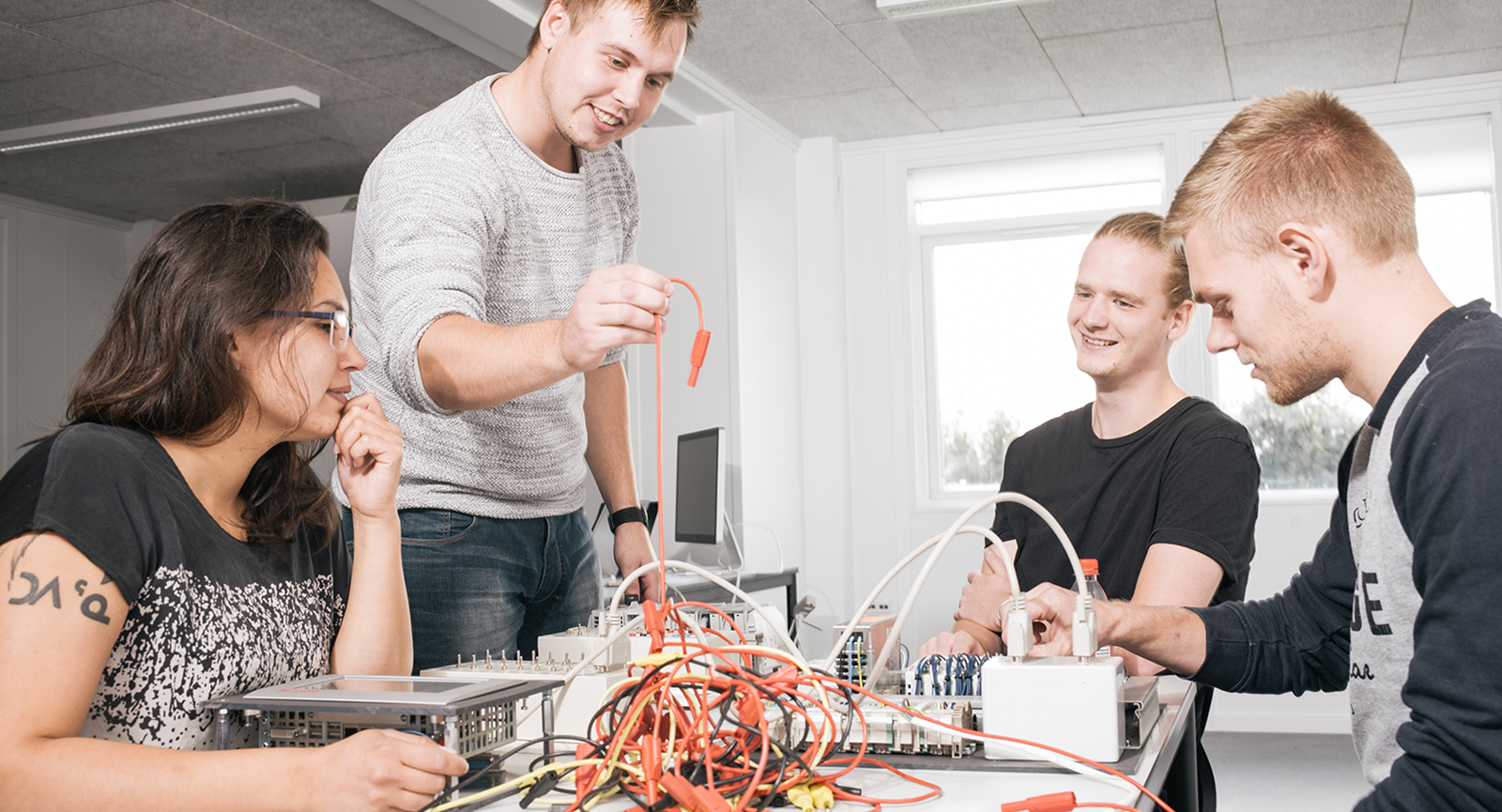 Studerende på Erhvervsakademi Dania kikker på el