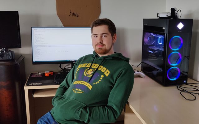 Simon Ringwelski sidder ved sin computer og har søgt ind som multimediedesigner på Erhvervsakademi Dania i Skive