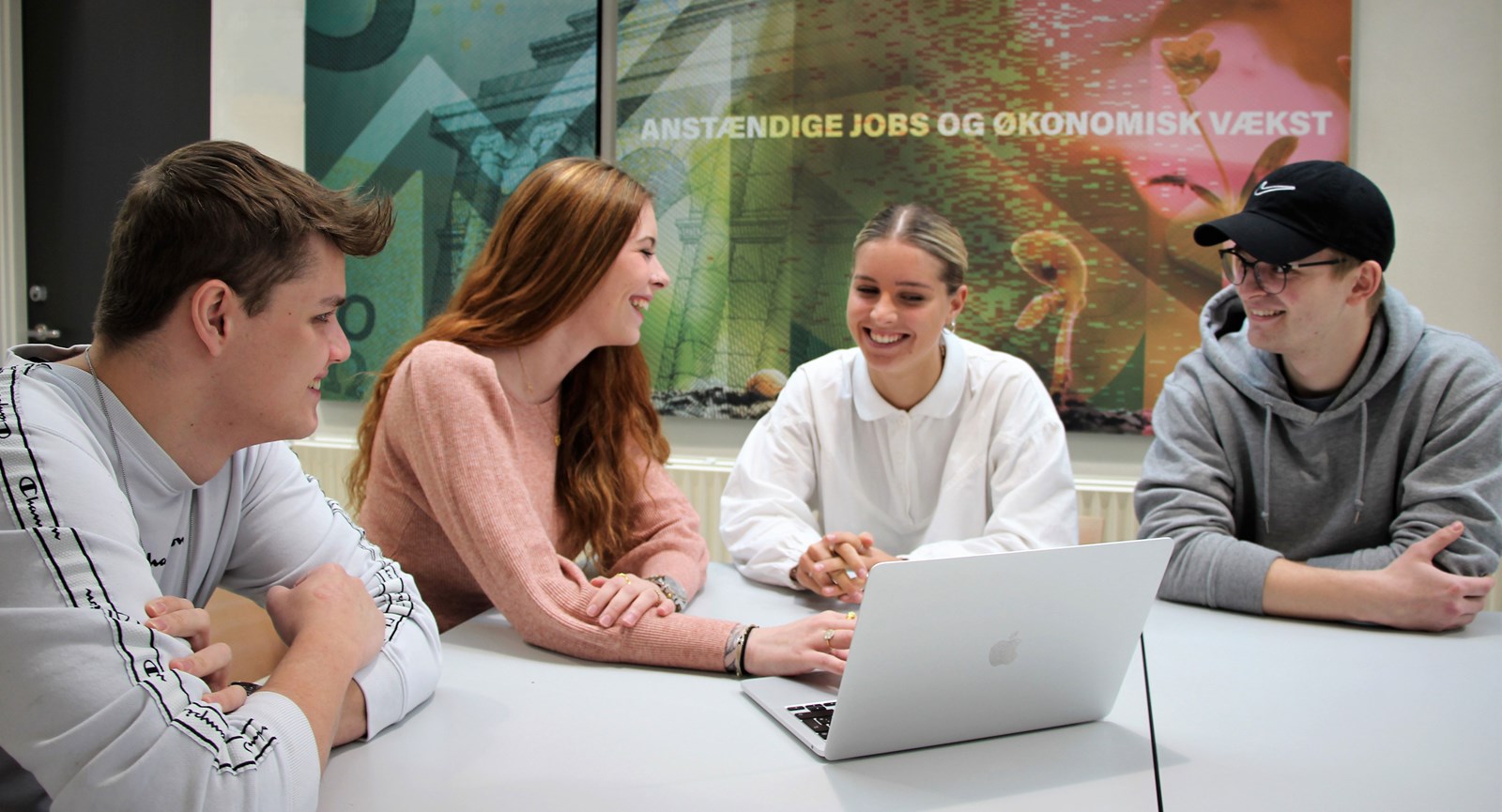 Dania Silkeborg studerende har det sjovt