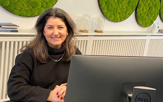 Noemi Felegyhazi har læst til markedsføringsøkonom online på Erhvervsakademi Dania, hvor alt foregik foran skærmen, som hun sidder ved her