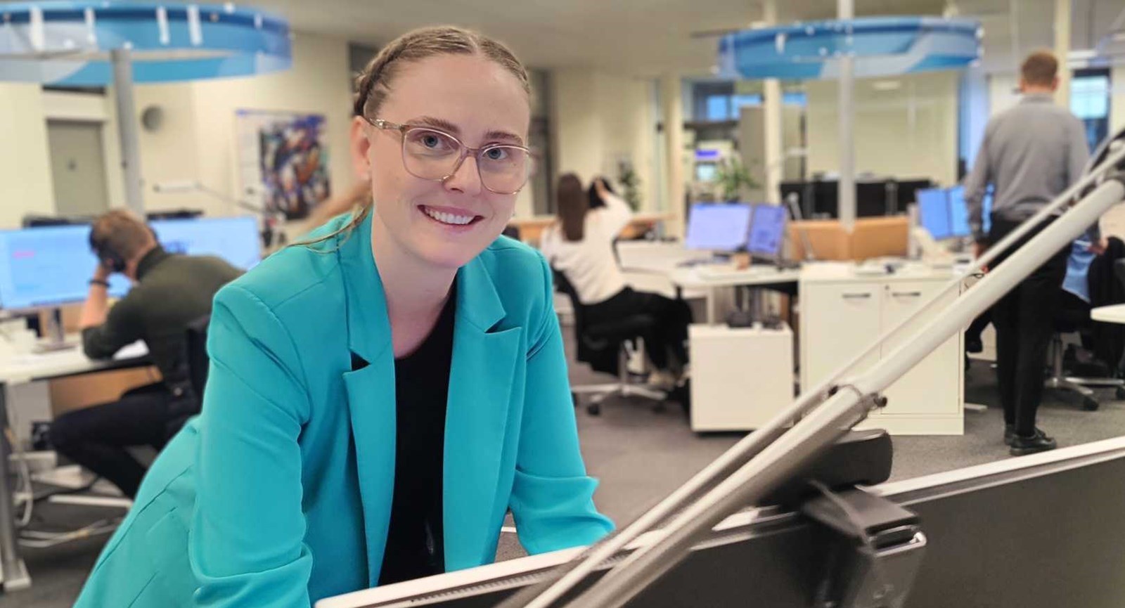 Finansøkonomen Julie, der har læst ved Erhvervsakademi Dania i Hobro, står ved sit skrivebord ved Nordea i Randers