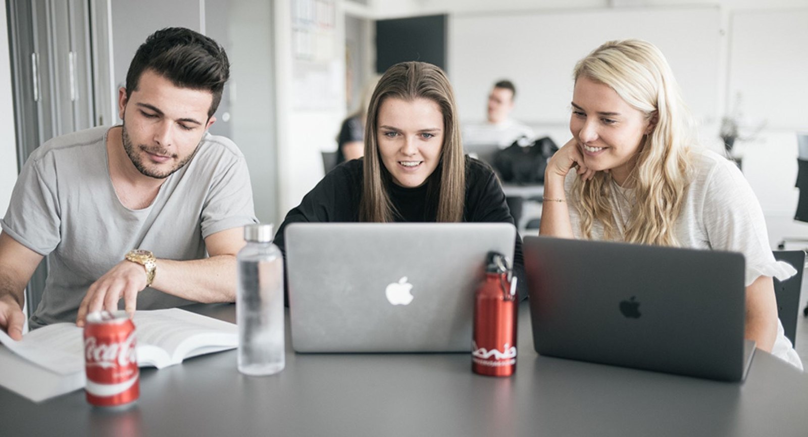 3 studerende på Erhvervsakademi Dania i Horsens arbejder ved hver deres computer
