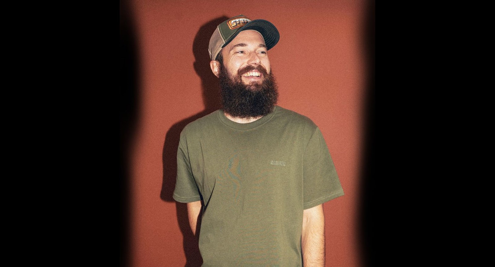 Daniel Bach, der har læst markedsføringsøkonom i Horsens, smiler glad med sine hænder i baglommen