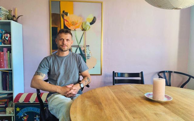 Casper Christensen, der har søgt ind på Erhvervsakademi Dania i Silkeborg, sidder ved sit spisebord i Silkeborg