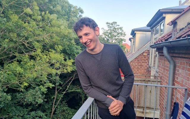 Thor Christensen, der har søgt ind på studiet til automationsteknolog, står på sin terrasse og smiler