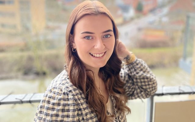 Emilia Holst Poulsen, der har søgt ind på erhvervsakademi dania i horsens som handelsøkonom, sidder på sin altan og kigger på dig