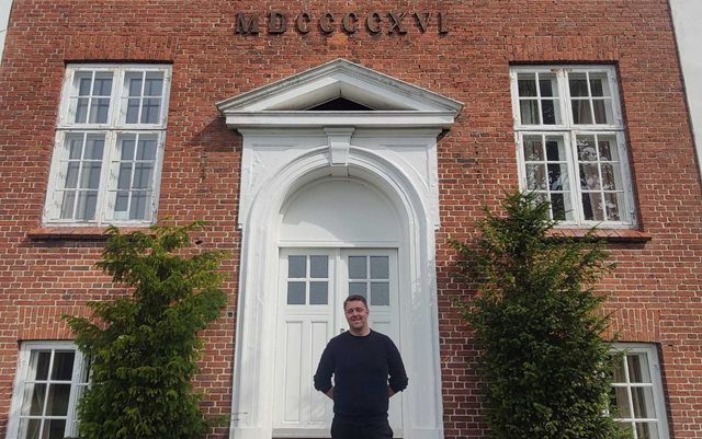 Claus Lundhede står foran den gamle indgang til Milling Park Hotel i Middelfart