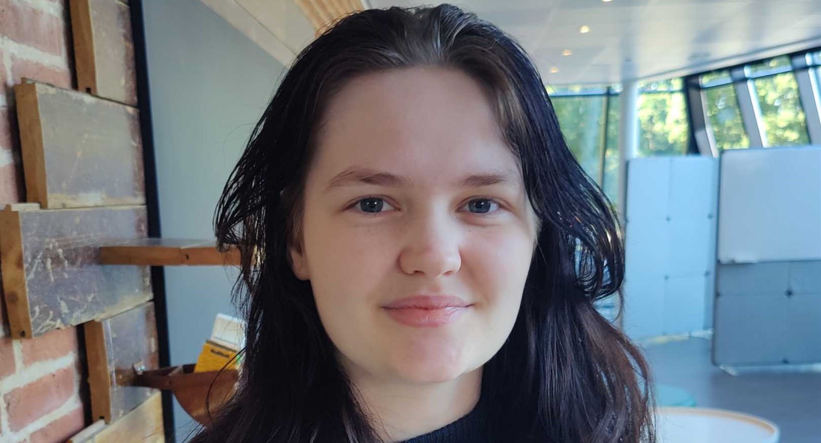 Maja læser til datamatiker på Erhvervsakademi Dania i Skive og smiler på billedet