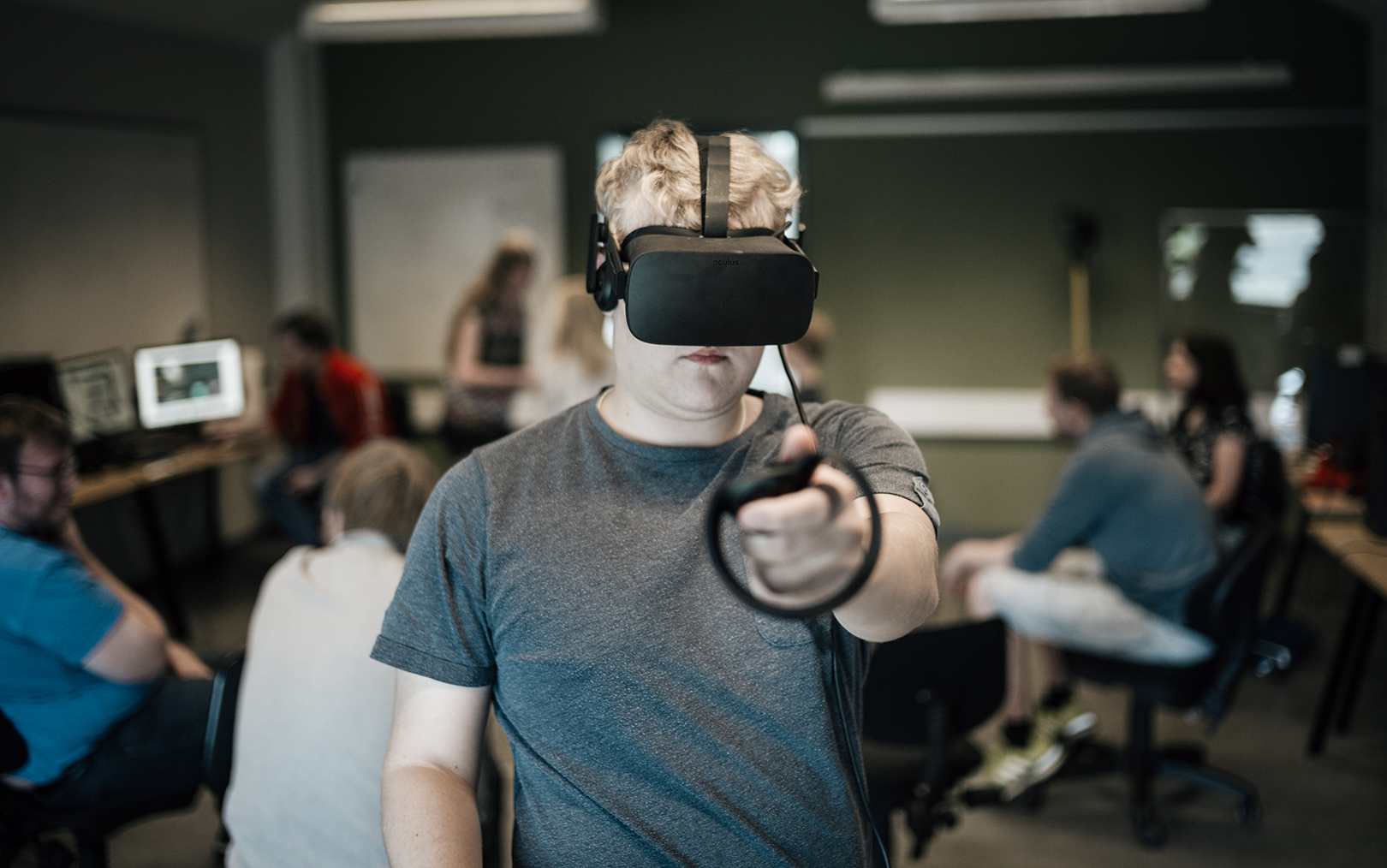 studerende med Virtual Reality briller og controller i hånden