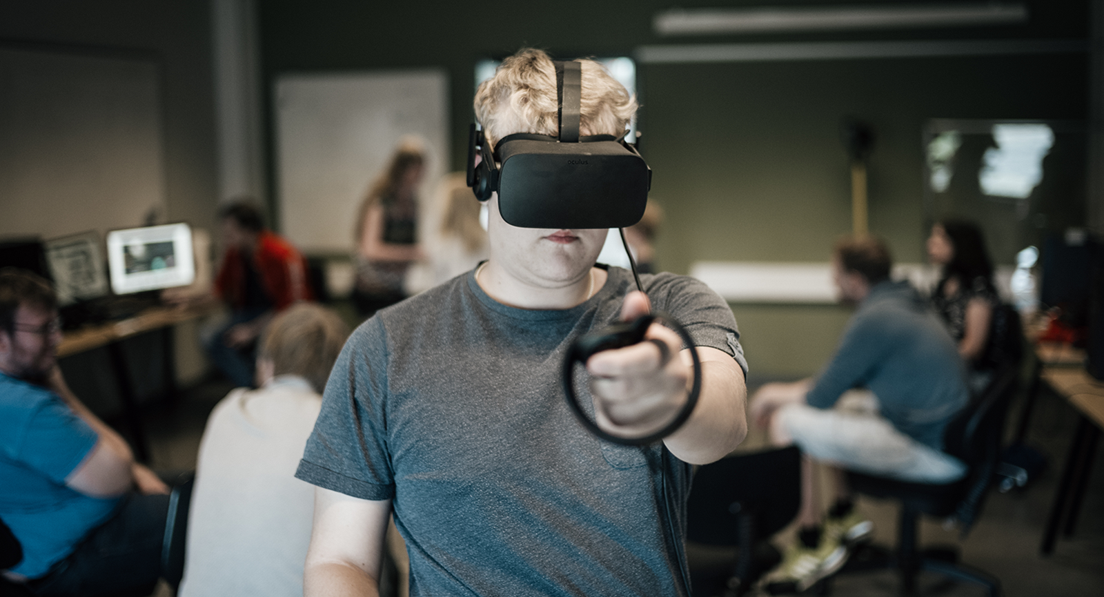 studerende med Virtual Reality briller og controller i hånden