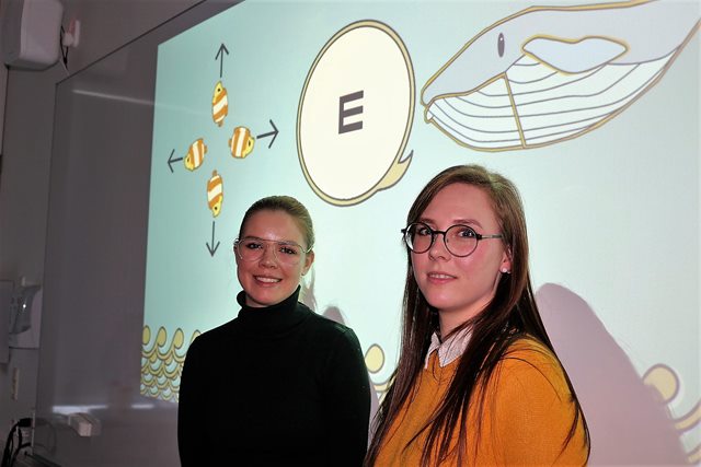 De to optometrist-studerende Ea og Anne-Mette foran det computerspil, som de har været med til at udvikle.