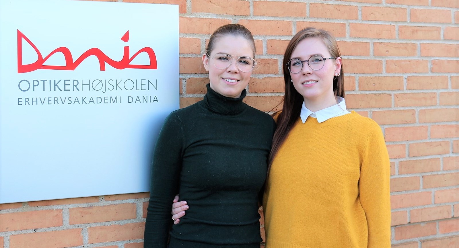 Optometristuderende Anne-Mette og Ea foran Optikerhøjskolen på Erhvervsakademi Dania i Randers