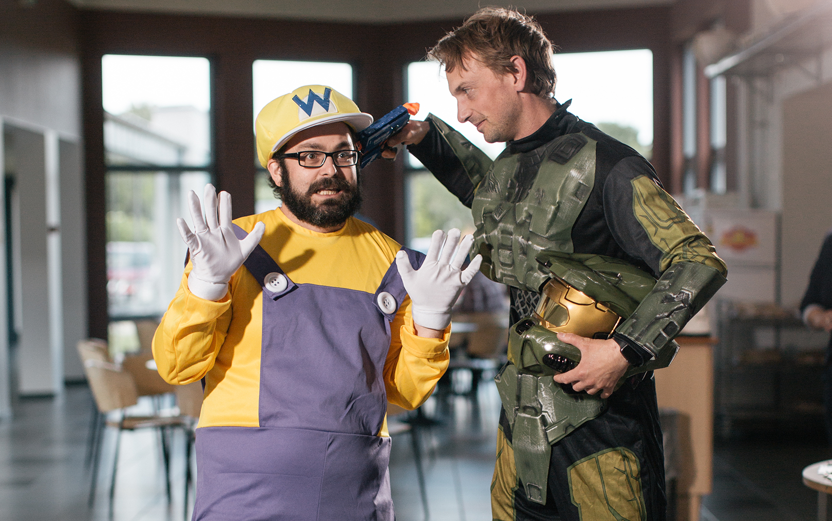 Lektor Mikkel Lodahl og campuschef Jonatan Yde er klædt ud som figurer fra klassiske computerspil