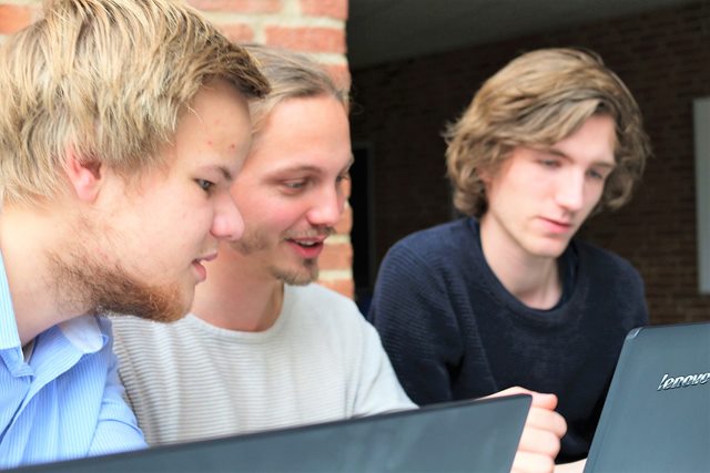 Studerende fra Erhvervsakademi Dania er optaget af at hjælpe hinanden på computeren