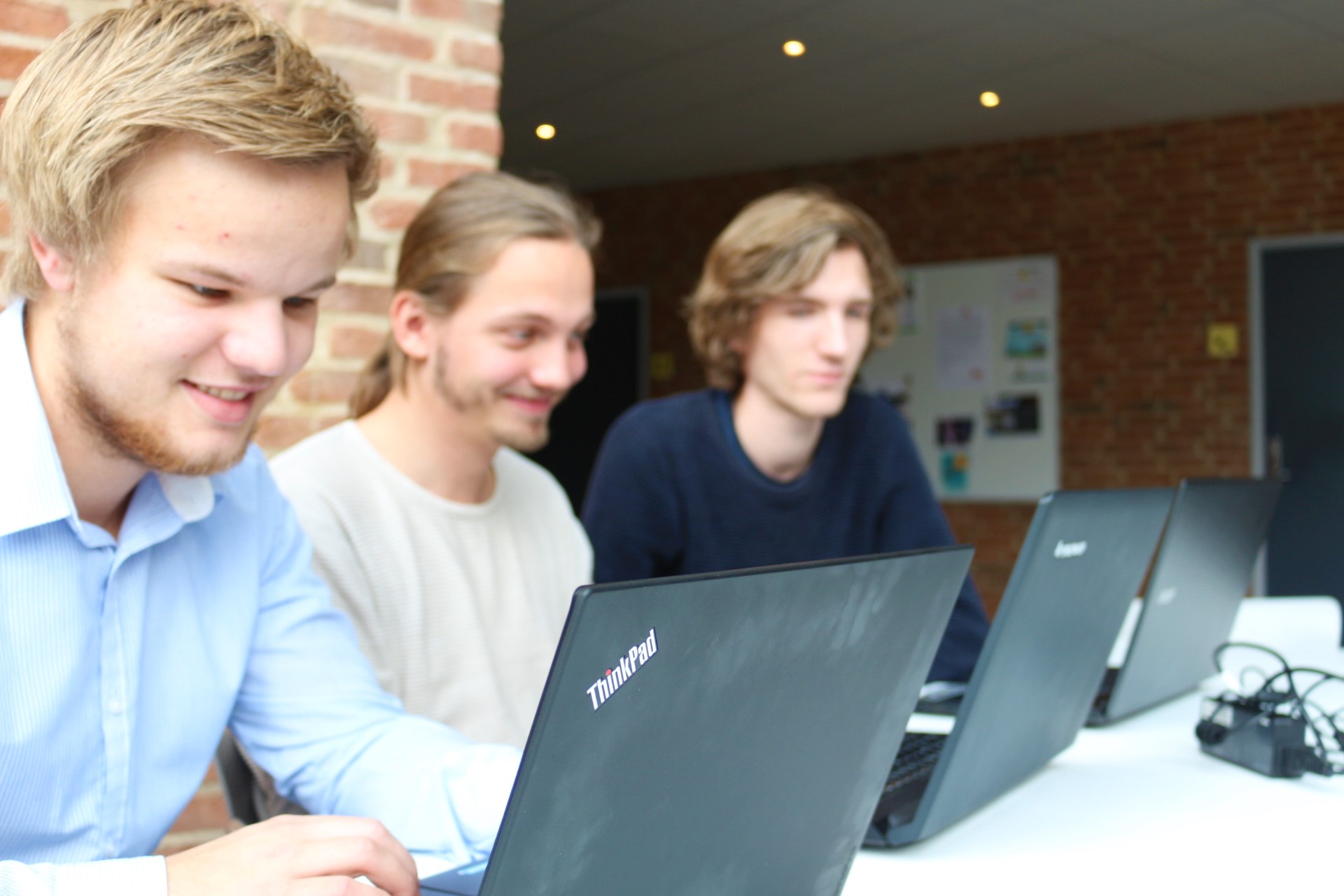 Studerende fra Erhvervsakademi Dania i Skive laver gruppearbejde