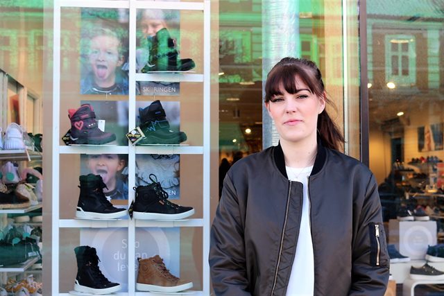 Dania-studerende Louise Sørensen foran den skobutik, hvor hun er i praktik som handelsøkonom