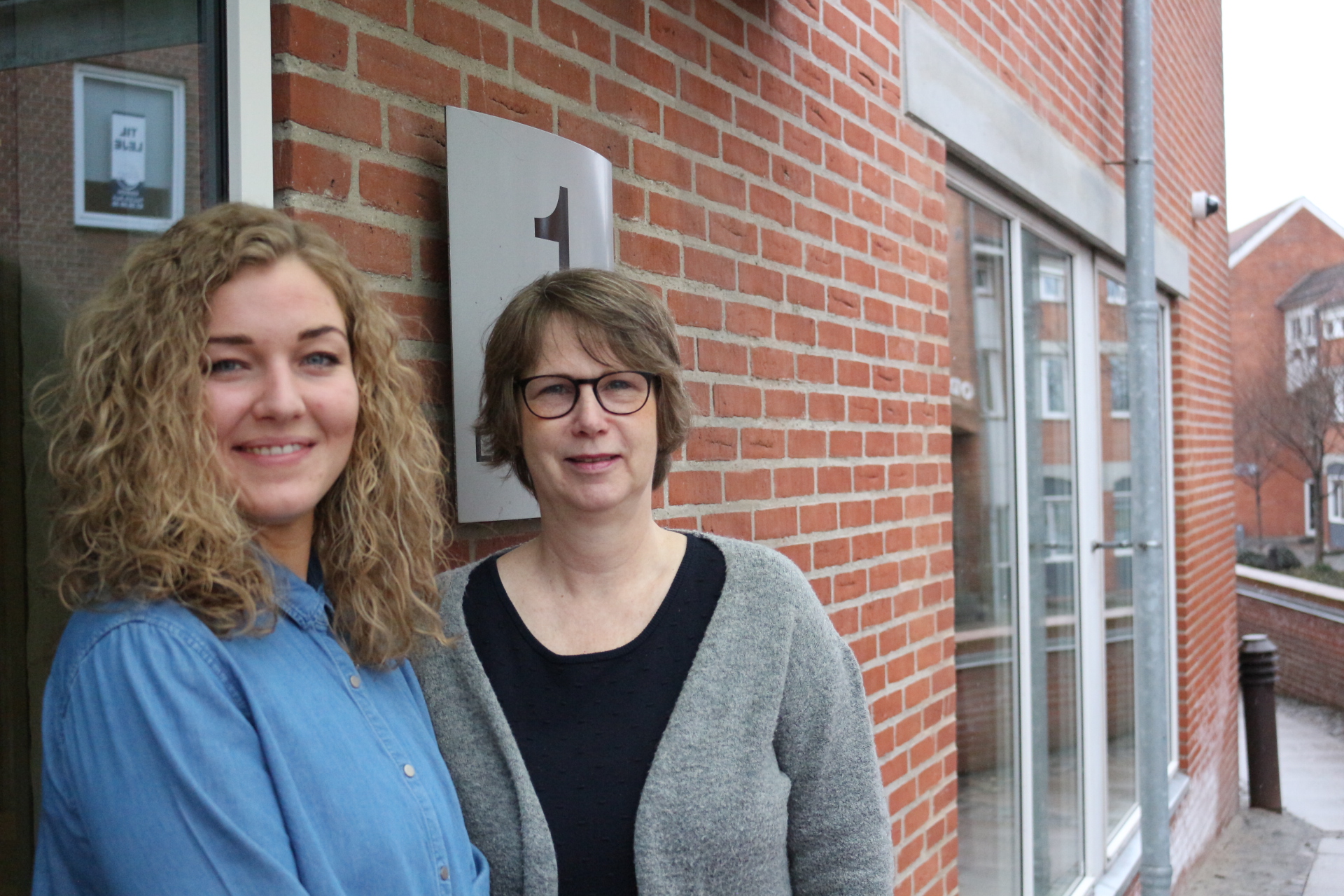 Lisbeth Grove Mikkelsen sammen med Mette Bertelsen foran evensekretariatet, hvor hun var i praktik