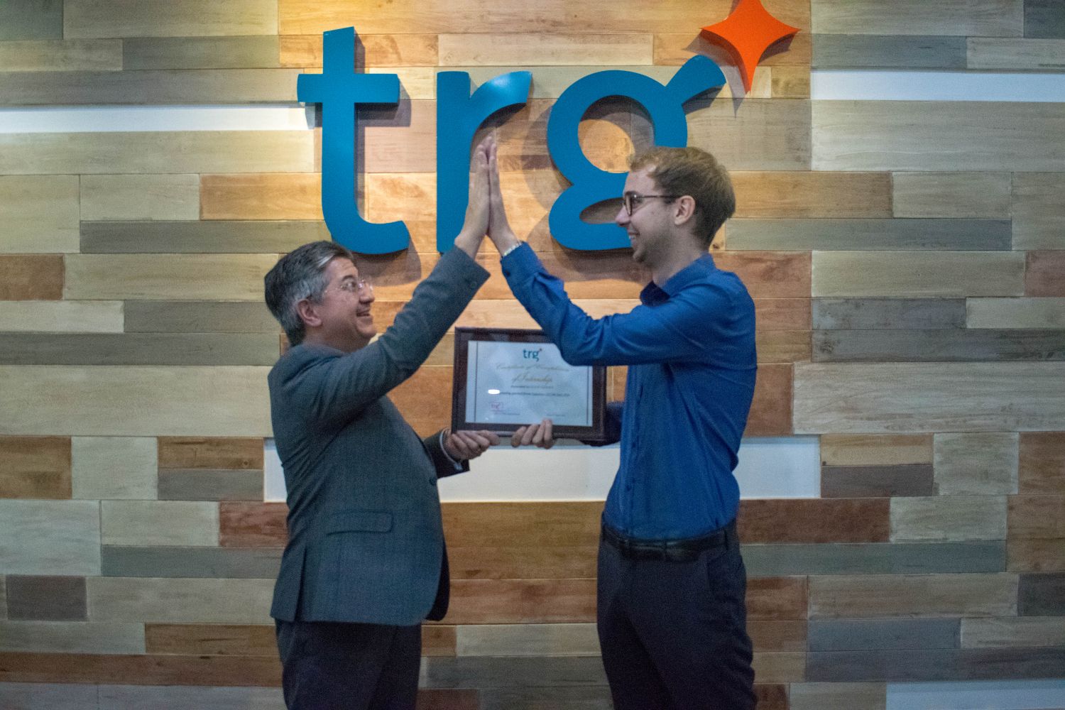 Glenn Hansen med sin chef giver high five