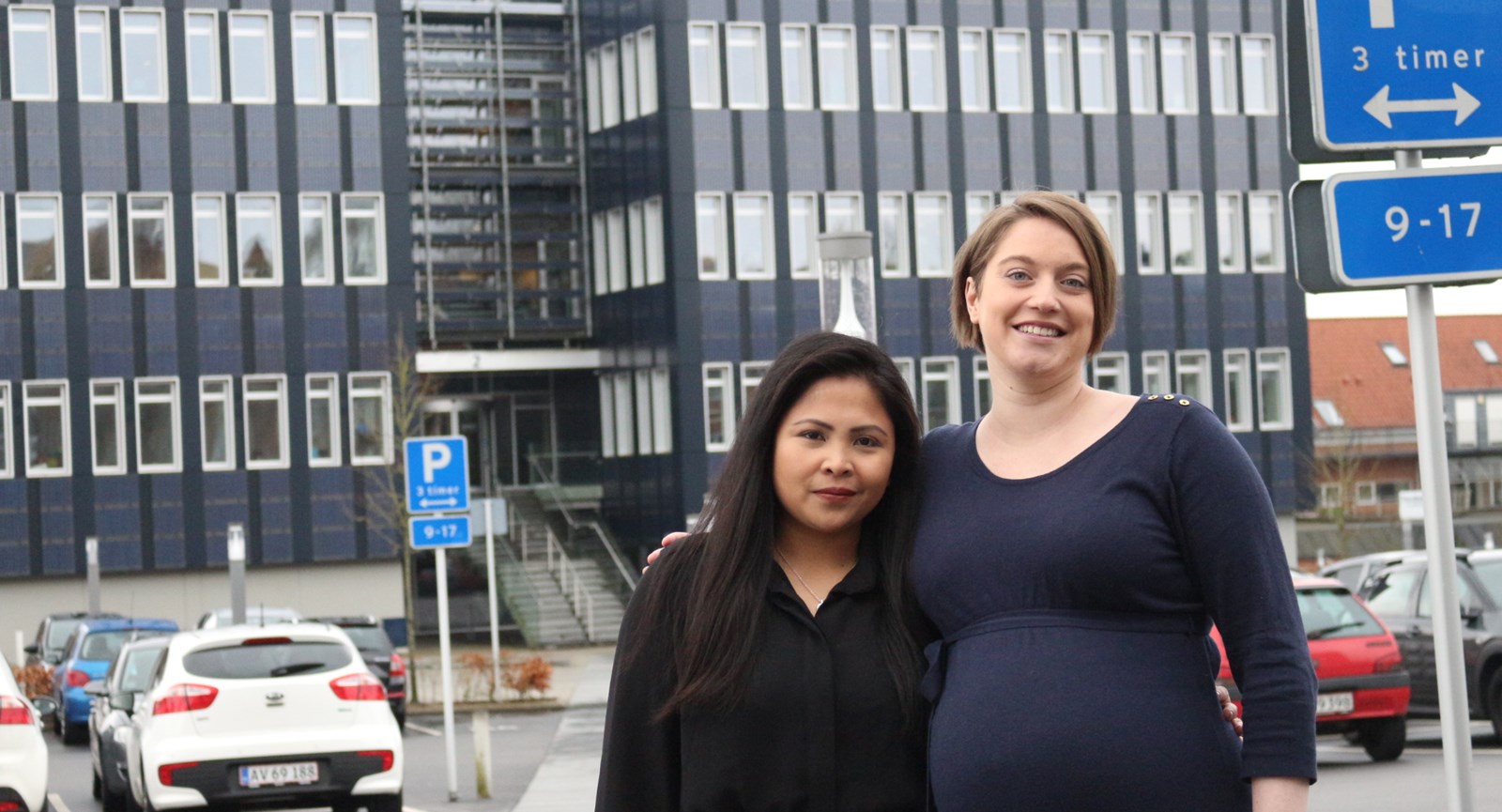 Danica, som læser hos Erhvervsakademi Dania, og Karina foran Skive Kommunes nye bygning