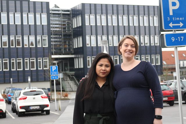 Danica, som læser hos Erhvervsakademi Dania, og Karina foran Skive Kommunes nye bygning