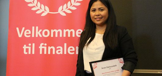 Danica Luna Dideriksen med diplom i hånden foran velkommen til finalen roll up