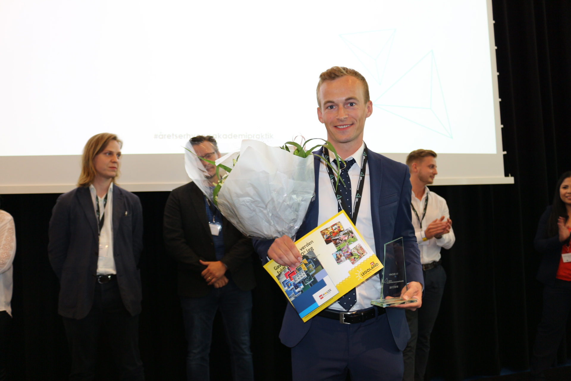 Vinderen af Årets Erhvervsakademi Praktik efter kåringen hos Lego House