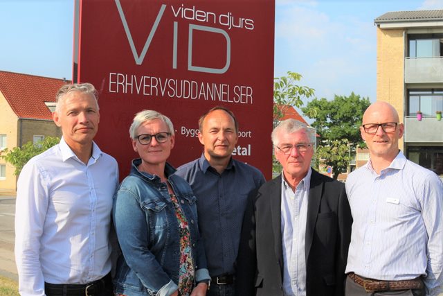 Annemette Lyngby, chefkonsulent i Dania Erhverv, sammen med fire andre foran Viden Djurs' skilt