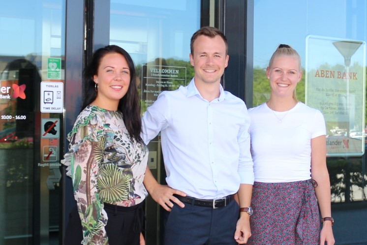 Louise, Lasse og Mie foran Jutlander Bank