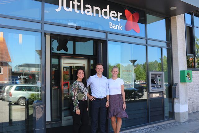 Louise, Lasse og Mie foran Jutlander Bank
