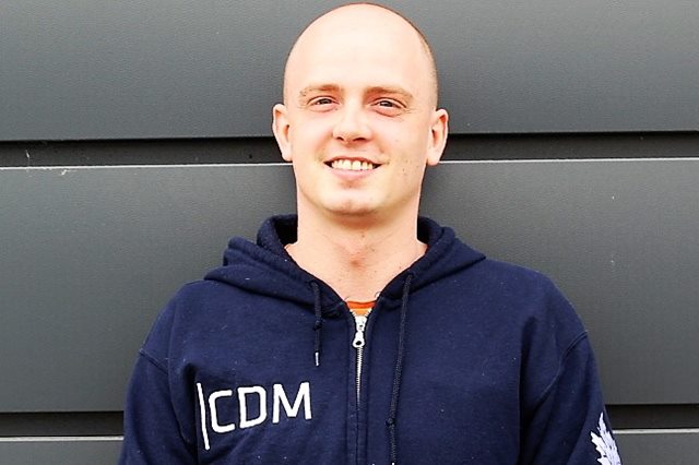 Portræt af Nicklas foran campus Grenaa