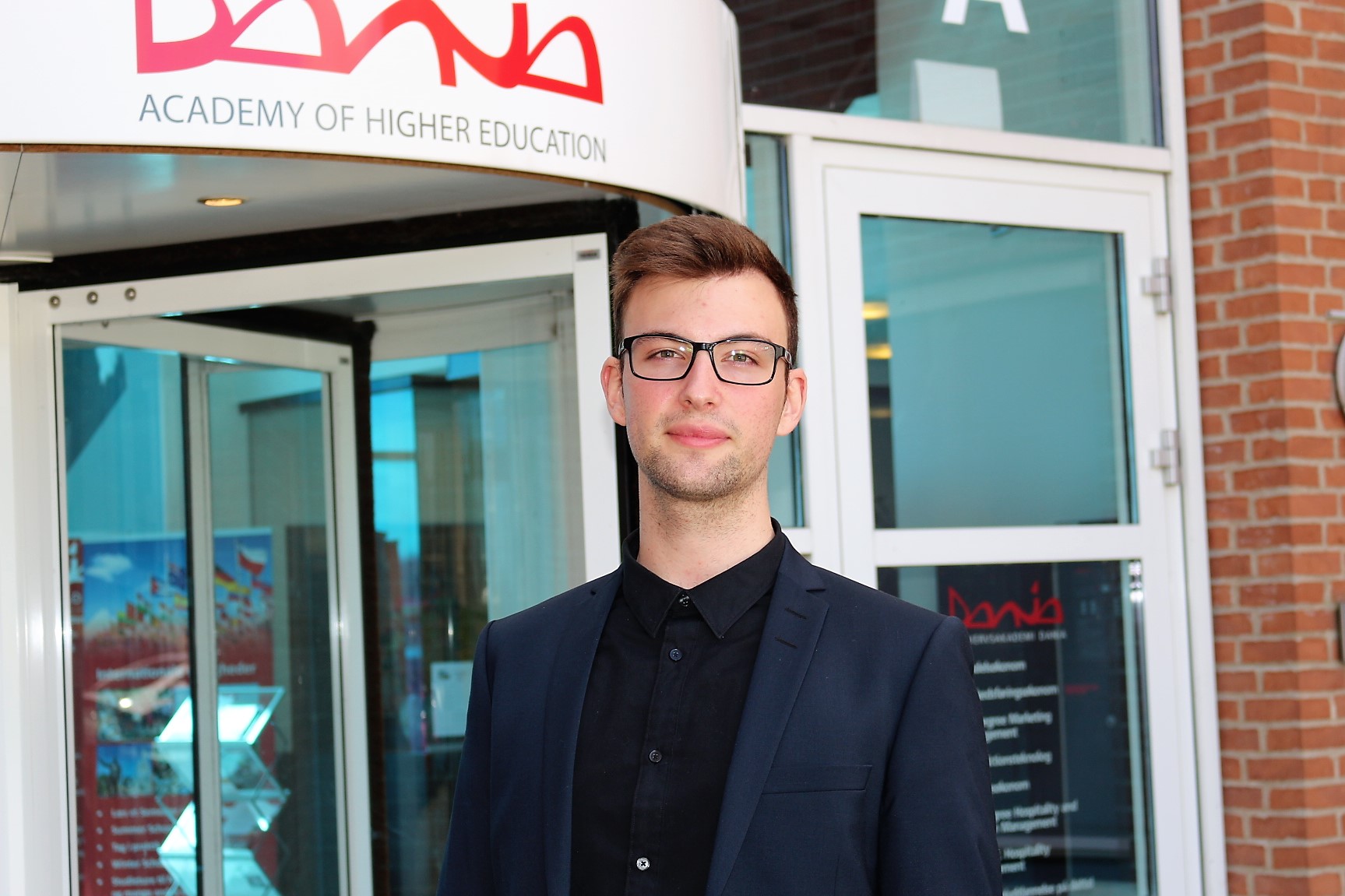 Enar foran hoveddøren på Erhvervsakademi Dania i Randers