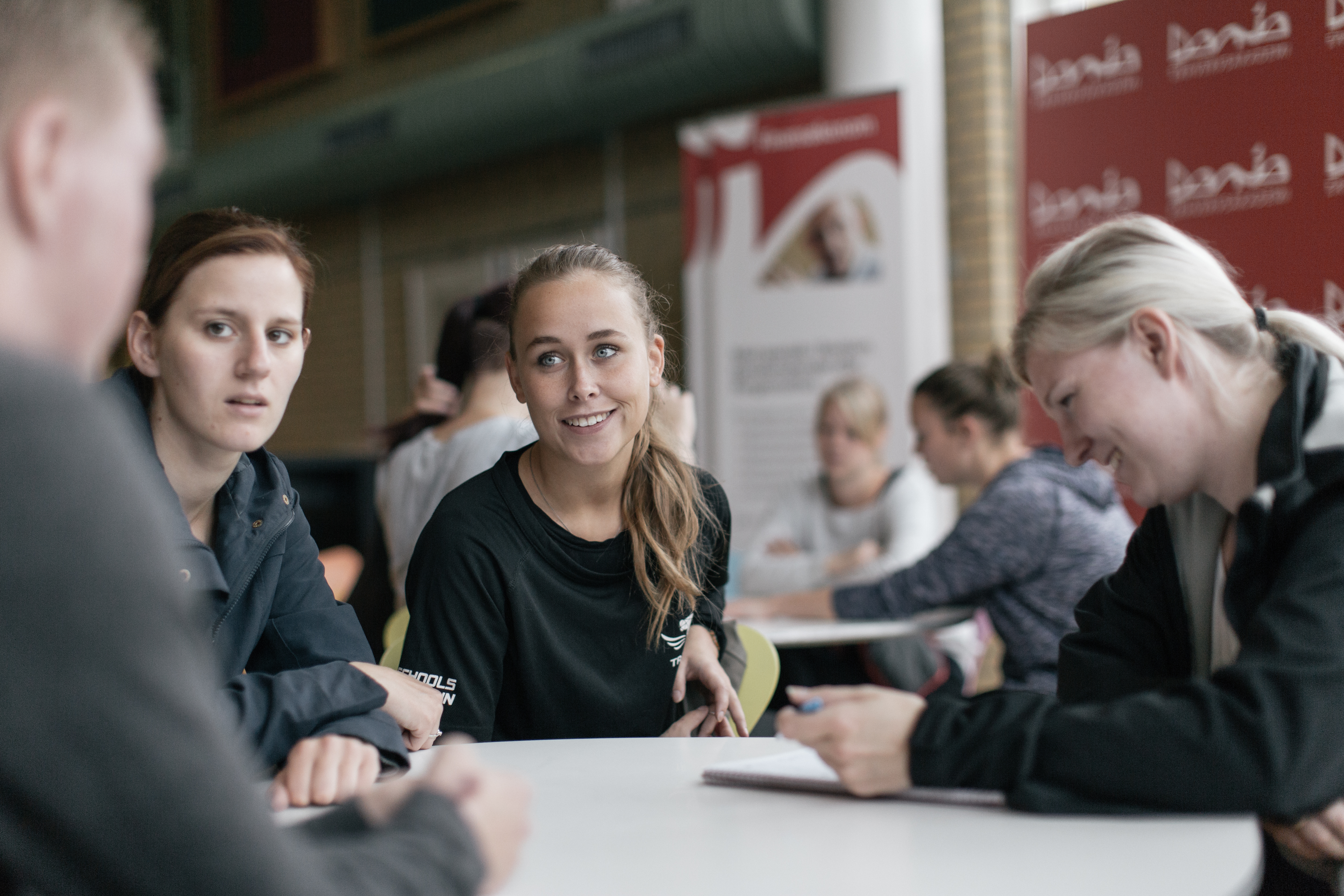 Studerende på Erhvervsakademi Dania i Hobro laver gruppearbejde