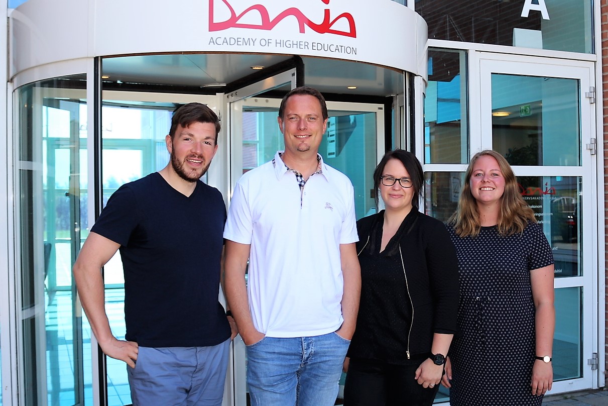 Lektor Henrik Pahus i hvid t-shirt sammen med den øvrige projektgruppe