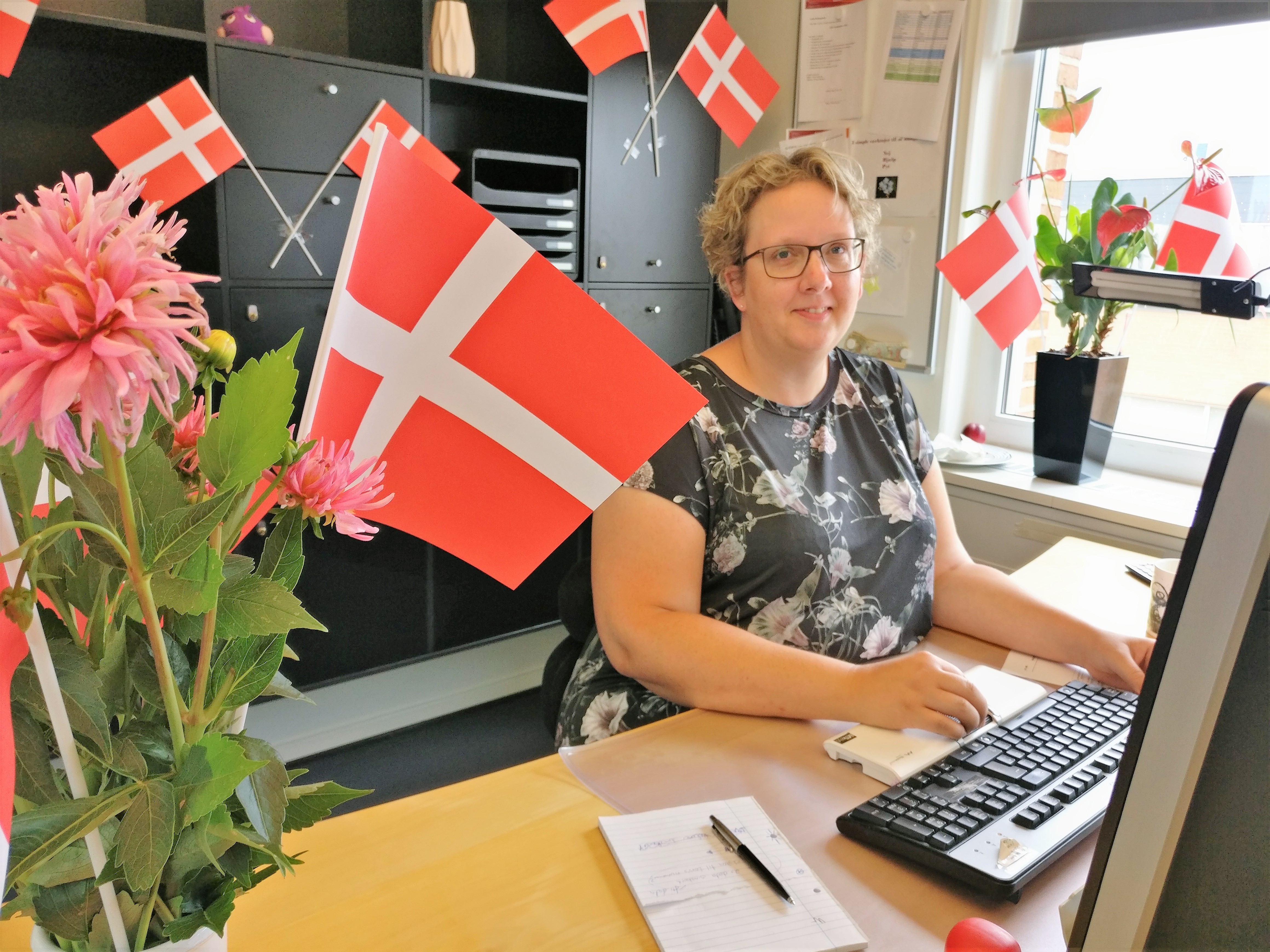 Lena Dalsgaard har jubilæum og det fejres med mange flag på hendes skrivebord
