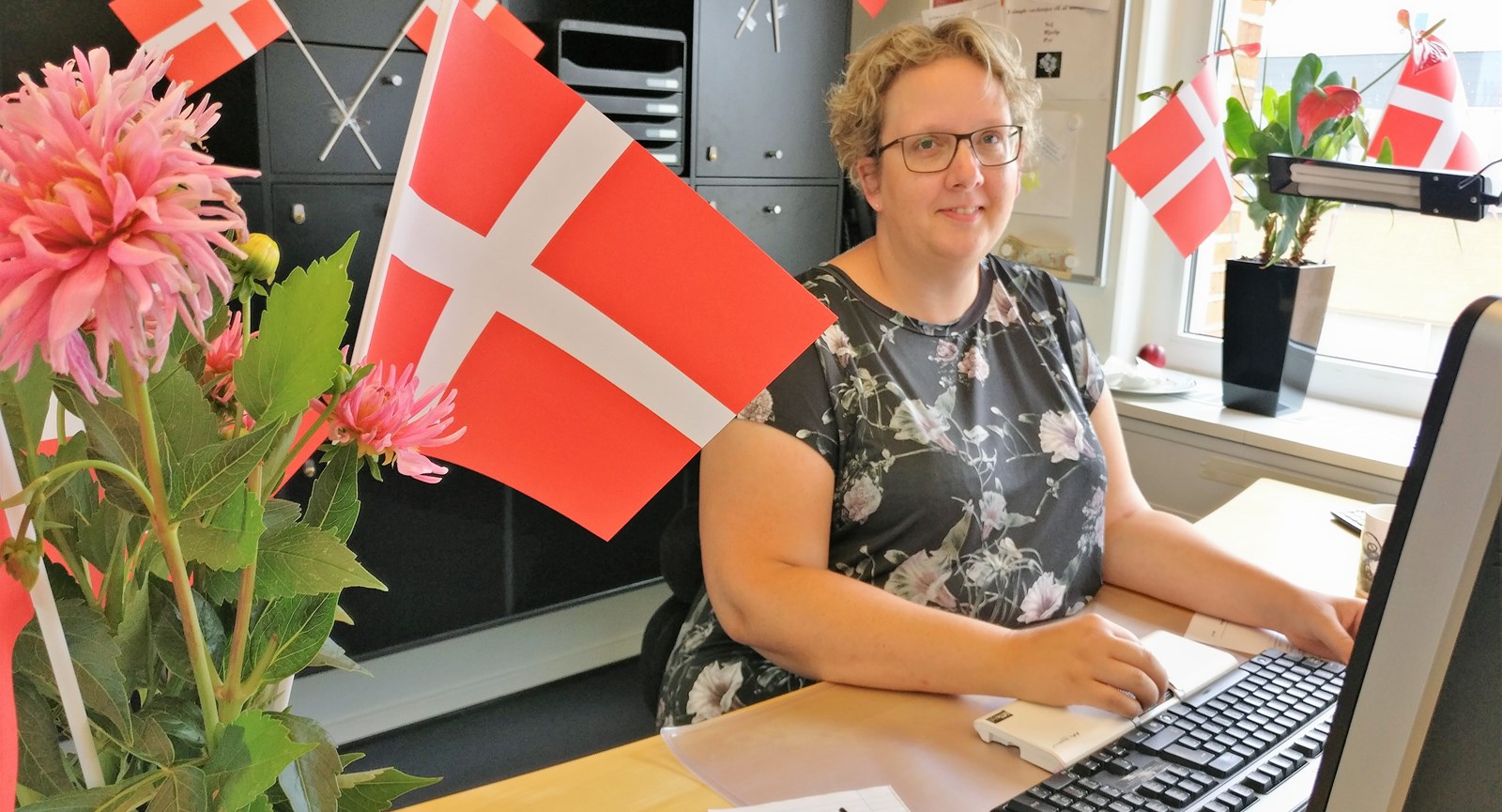 Lena Dalsgaard har jubilæum og det fejres med mange flag på hendes skrivebord