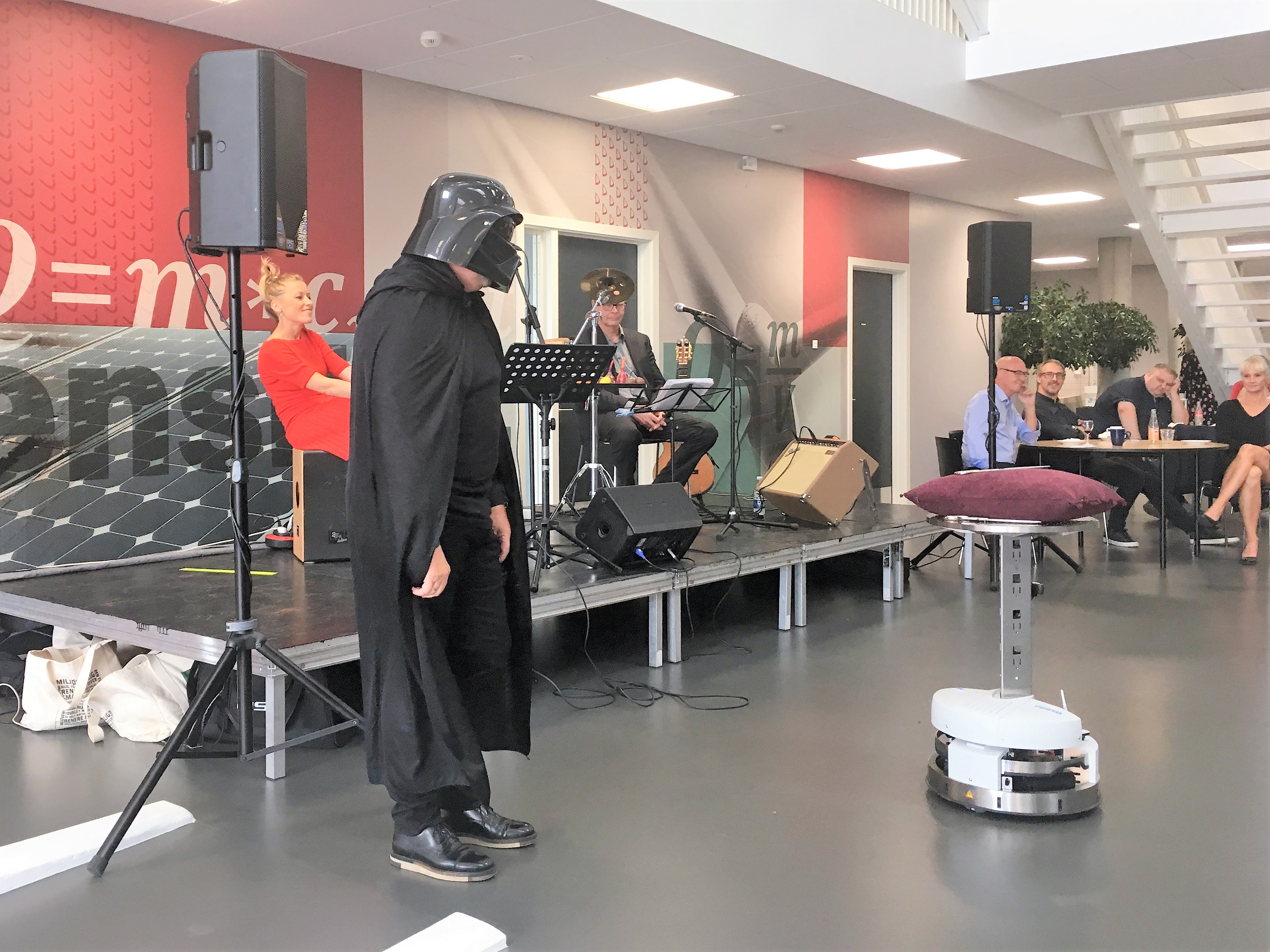 Robotten kører rundt med saksen