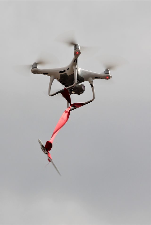 Her kommer dronen med saks flyvende