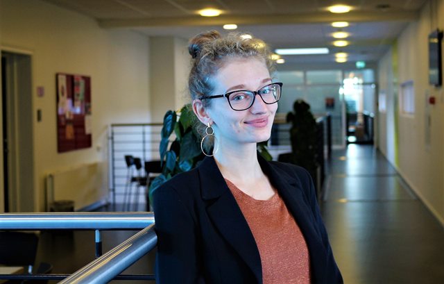 Adel er studentermedhjælper i Dania