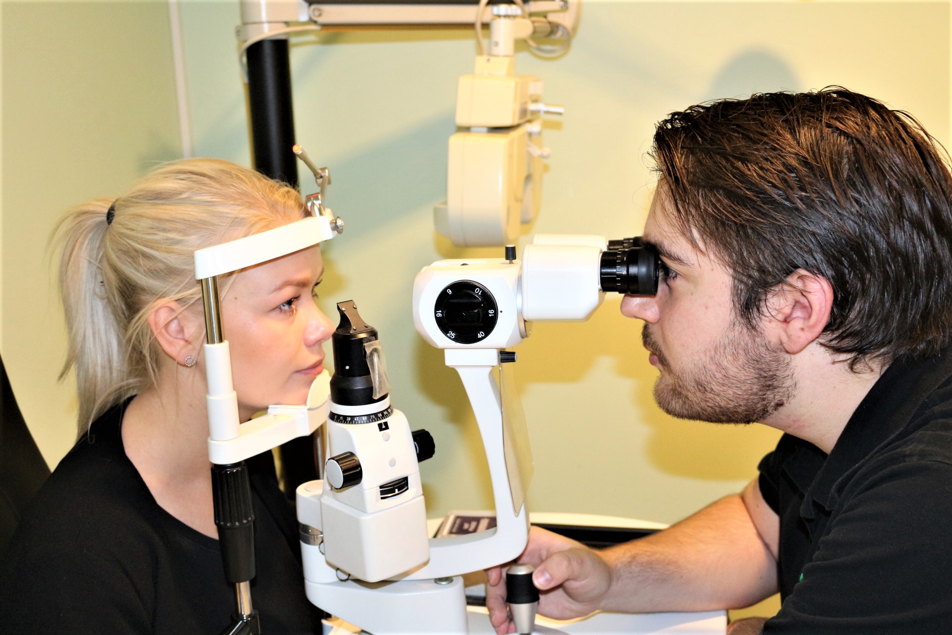 Jacob, der er studerende, tjekker en patients øjne